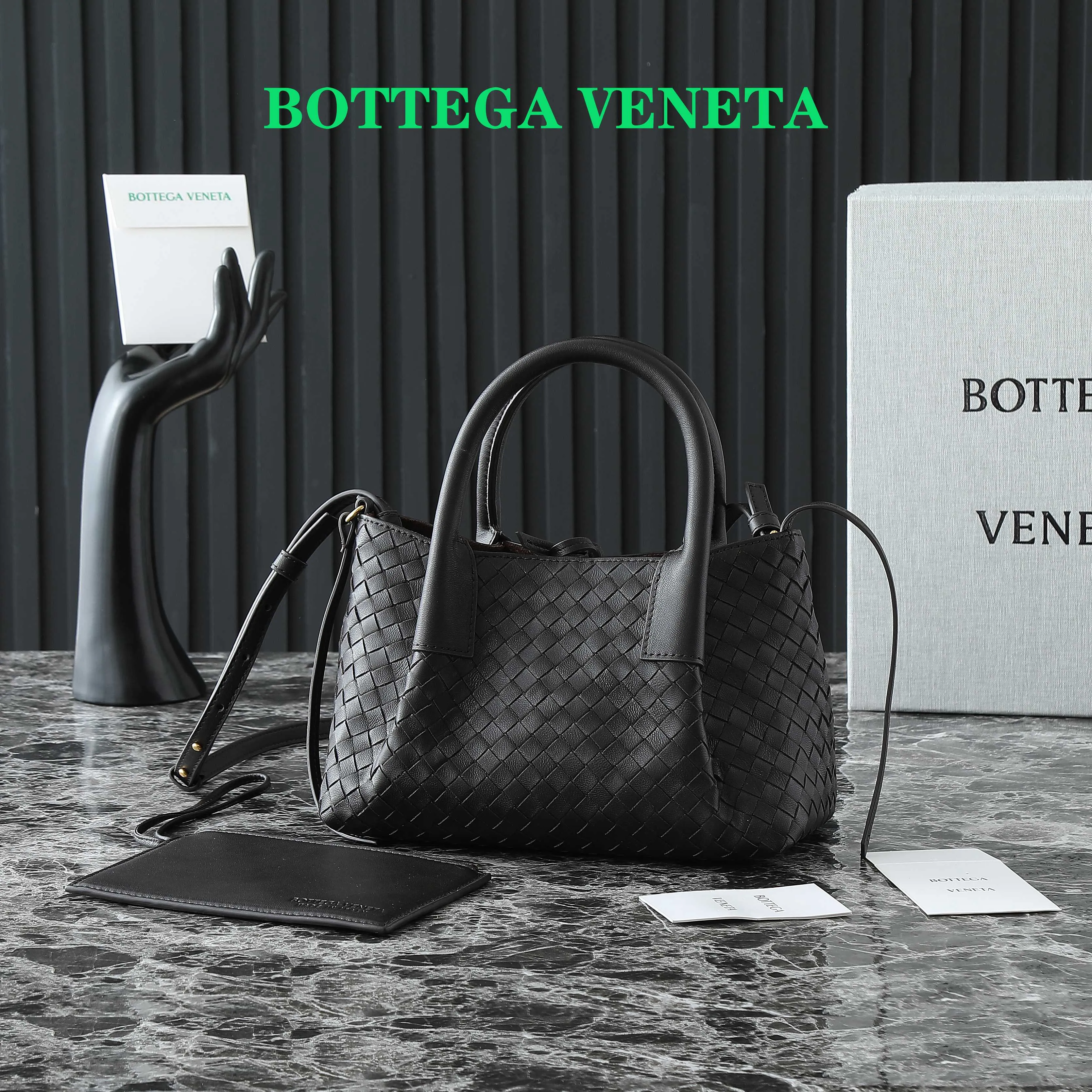 Batch 1660 BV25 spring and summer new product Mini pinacoteca two-tone surface. The weaving process is also super exquisite. Every texture is delicate and clear, and you can see the full ingenuity. 👜The bag uses 1 cm leather strips, which are purely hand-woven, highlighting the brand's craftsmanship. The inside is flipped to reveal a smooth suede lining that can be used on both sides, taking into account both fashion and practicality. 	 The small size can be worn on one shoulder or across the body, making it super versatile for daily commuting! 	 💕Fashionable ladies who like BV, come to me to get the same style~ ​Model number: 819004 ​Size: 24*15*12cm